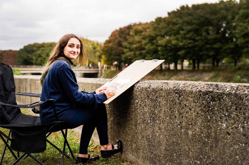 An art student at Logos Academy